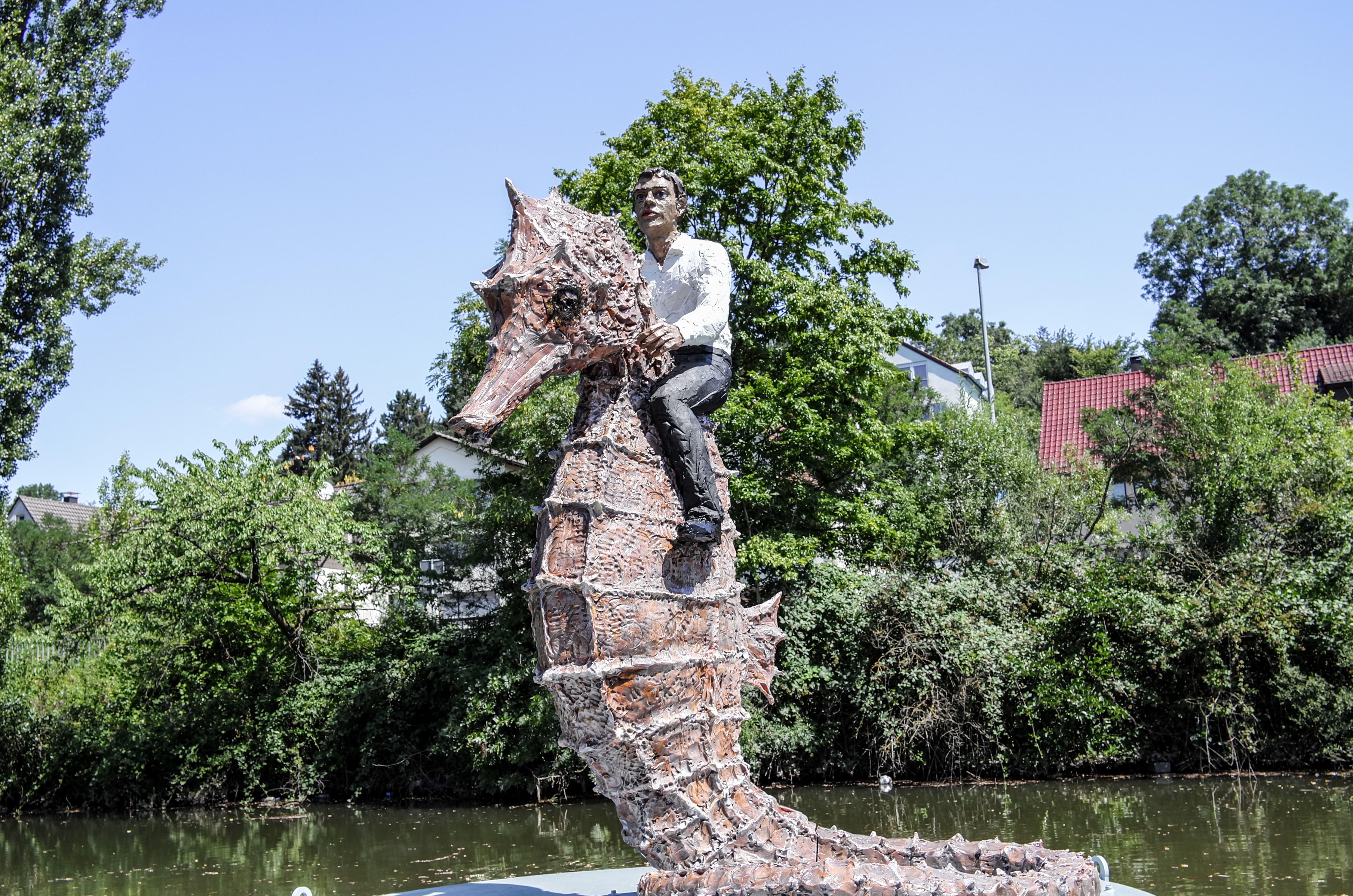 Stephan Balkenhol's piece of art is now where it belongs: on the river Rems in Waiblingen. Stephan Balkenhol's piece of art is now where it belongs: on the river Rems in Waiblingen.