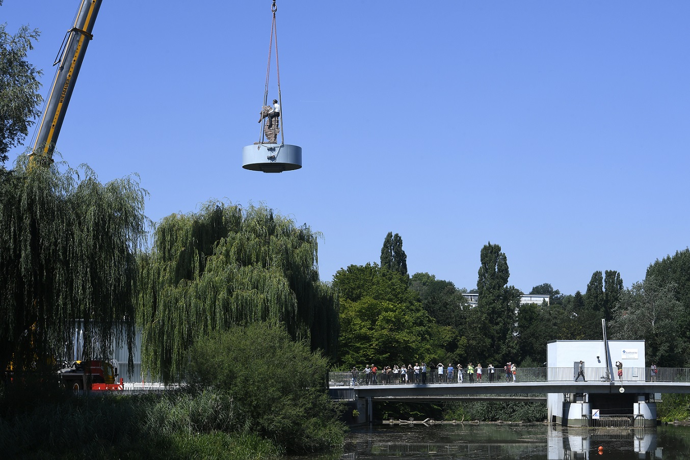 Stephan Balkenhol's piece of art - more than four metres in hight - is being lifted to it's place on the river Rems in Waiblingen. Stephan Balkenhol's piece of art - more than four metres in hight - is being lifted to it's place on the river Rems in Waiblingen.