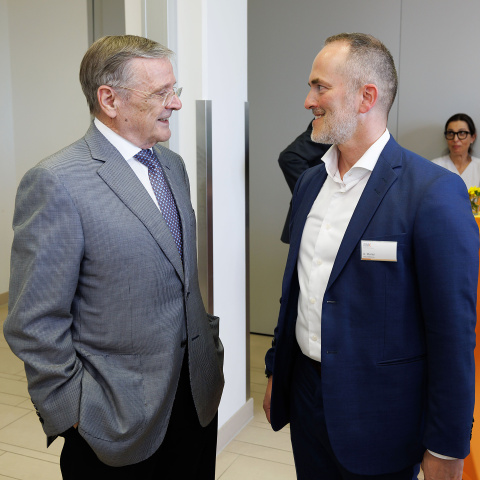 Founder and CEO of the Eva Mayr-Stihl Foundation, Robert Mayr, in conversation with the clinic's managing director André Mertel.